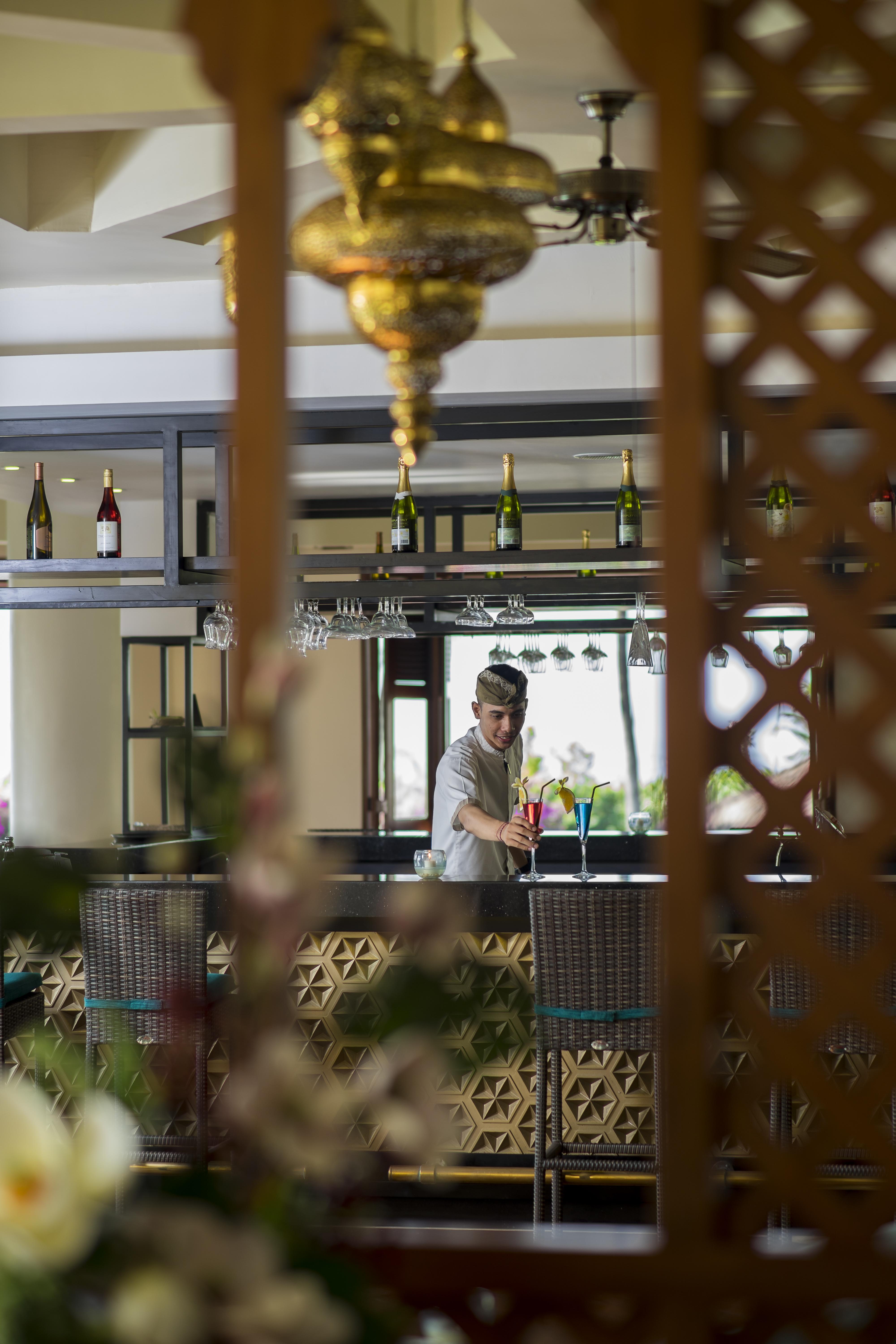 Grand Mirage Resort & Thalasso Bali Νούσα Ντούα Εξωτερικό φωτογραφία A bartender at work